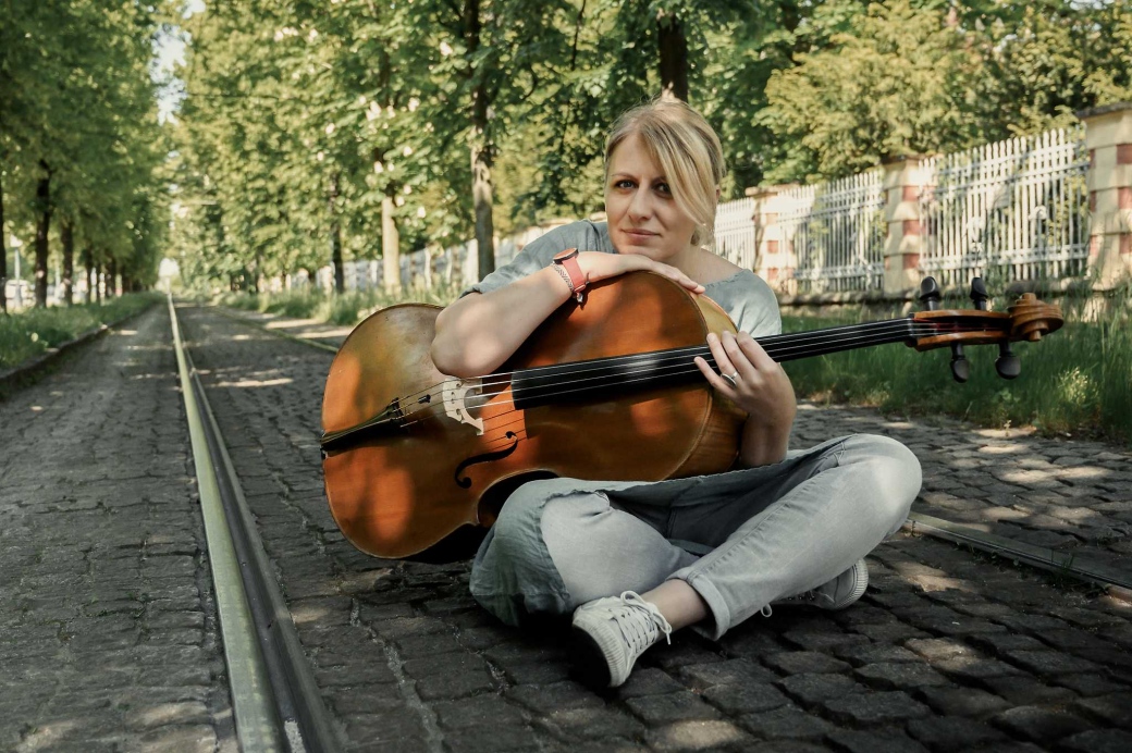 Koncert zpěvačky a violoncellistky Bárové v M-klubu