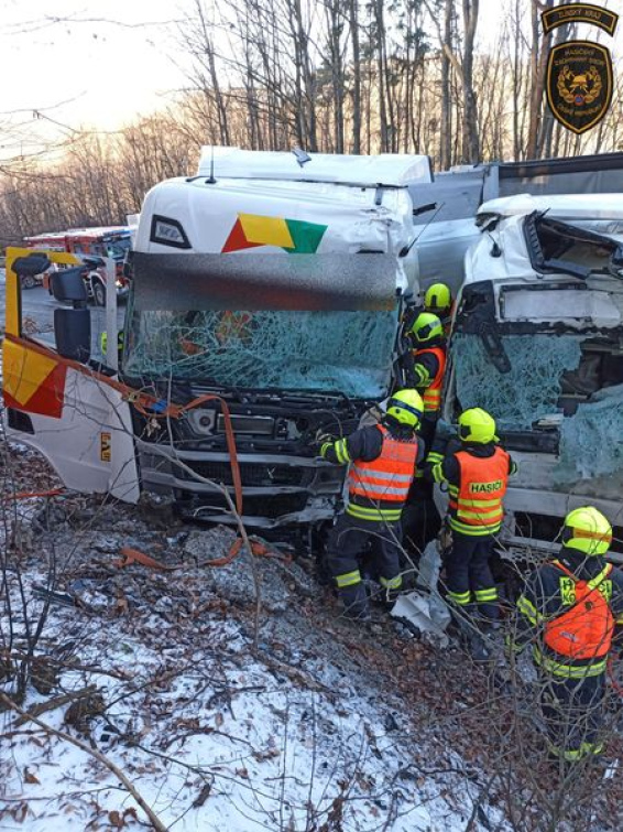 Vážná nehoda dvou náklaďáků v buchlovských kopcích