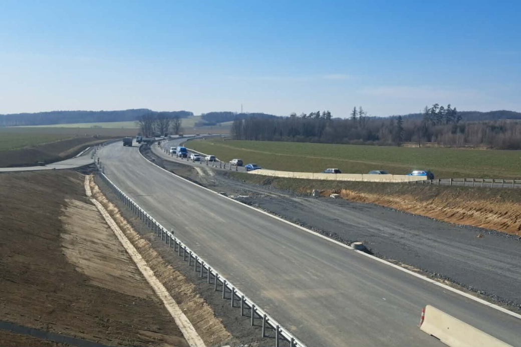 Řidiči se brzy svezou po novém úseku D48. Otevře se mezi Lešnou a Palačovem