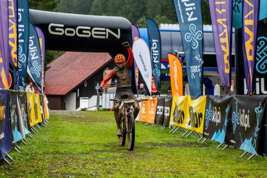 Deštivý závod Bike Valachy Bílá vyhrál osmnáctiletý Zlíňan Havlík. Bahno mu přišlo vhod