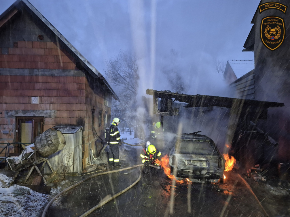 V Zašové shořela kůlna i s automobilem