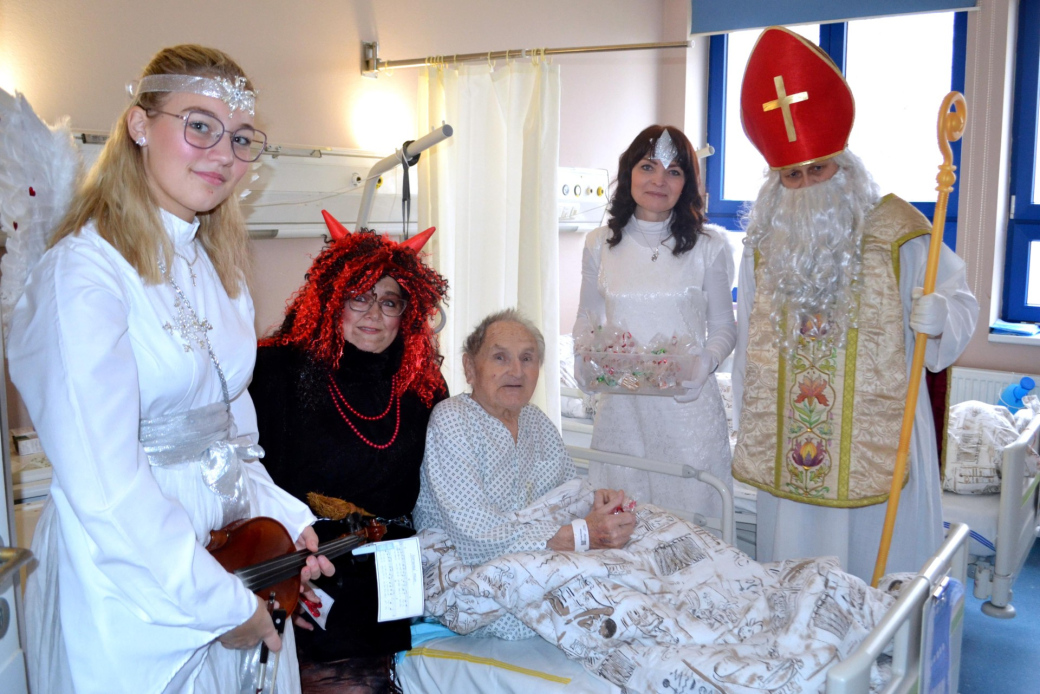 Mikuláš se svou družinou ani tentokrát nezapomněl na malé i velké pacienty Nemocnice AGEL Valašské Meziříčí