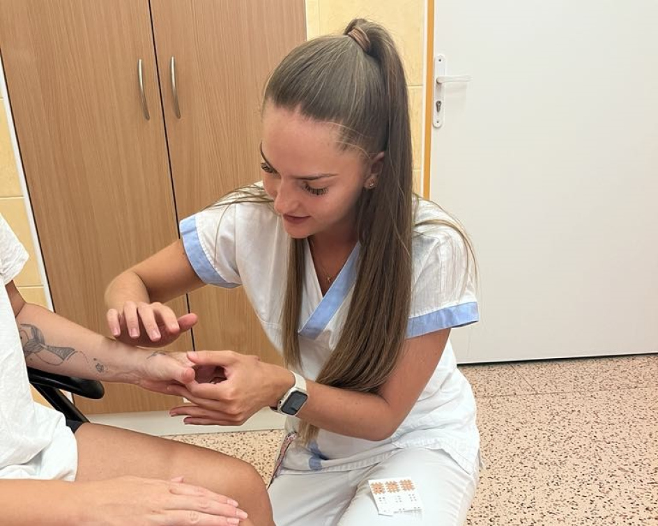 Porodnice Nemocnice AGEL Valašské Meziříčí nabízí rodičkám k přípravě na porod cross tejpy