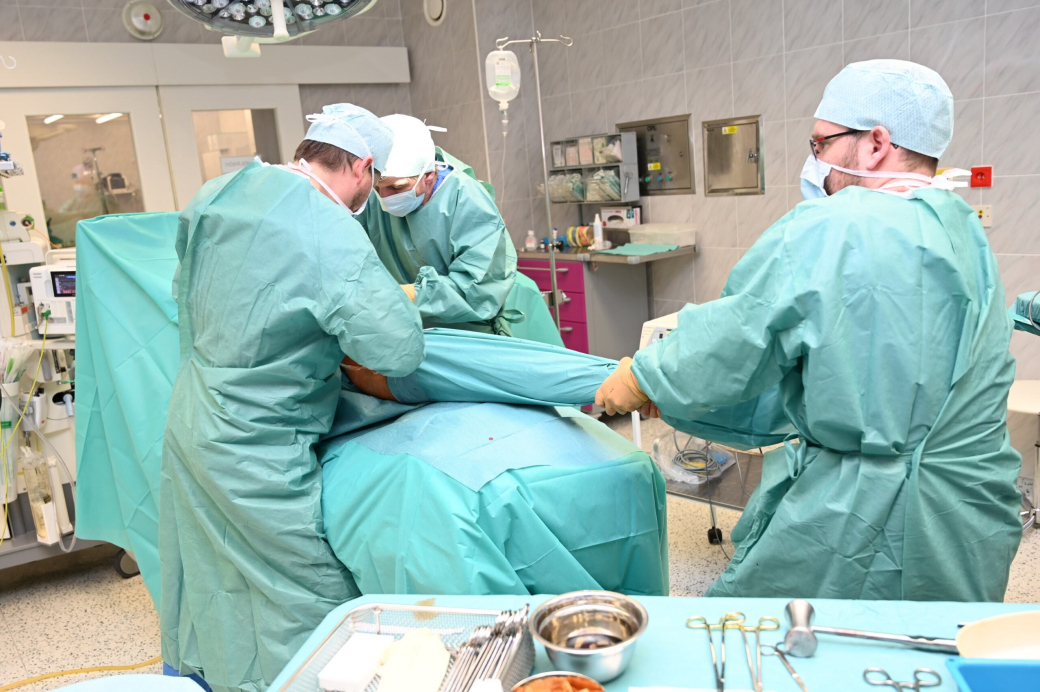 Chirurgové v Nemocnici AGEL Valašské Meziříčí zavádějí pokrokové modulární implantáty při operacích kyčelního kloubu