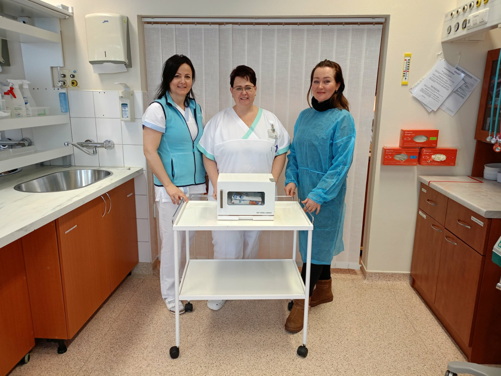 Novorozenecké oddělení Nemocnice AGEL Valašské Meziříčí získalo nový ohřívač textilií