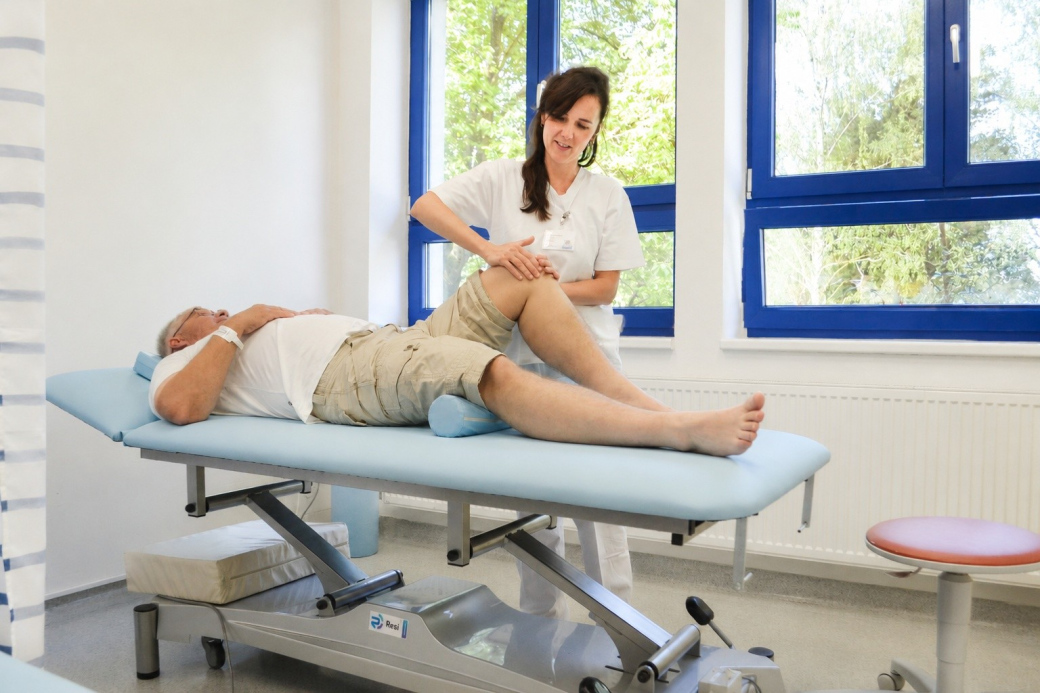 Rehabilitace Nemocnice AGEL Valašské Meziříčí posiluje vybavení o 5 nových zdravotnických lehátek