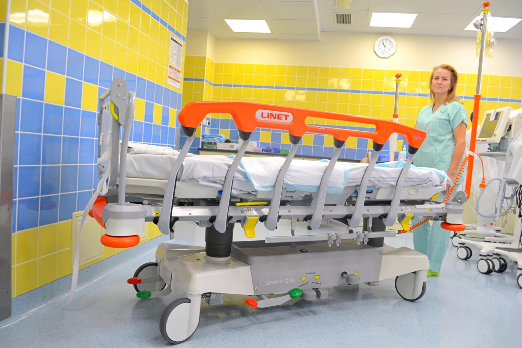 Nemocnice AGEL Valašské Meziříčí pořídila moderní transportní lůžko za účelem zlepšení péče o urgentní pacienty