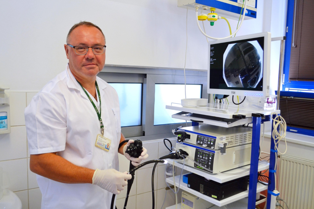 „Jeden z nejčastějších spouštěčů nočního pálení žáhy je večerní přejídání,“ upozorňuje gastroenterolog z Nemocnice AGEL Valašské Meziříčí