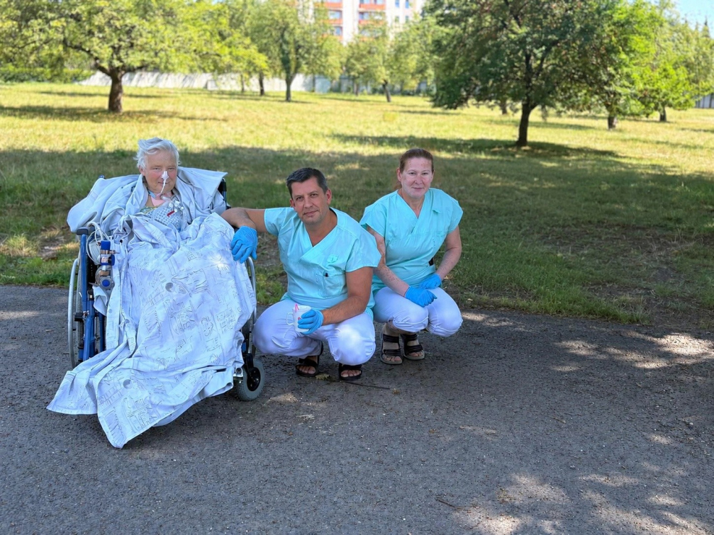 Z lůžka ARO rovnou do zahrady. Nemocnice ve Valašském Meziříčí bere pacienty na ventilaci na čerstvý vzduch