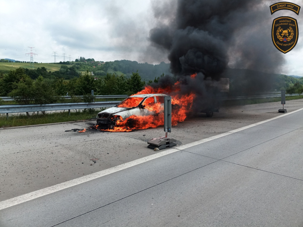 Ve Lhotce n. B. vzplálo na kruháči osobní auto