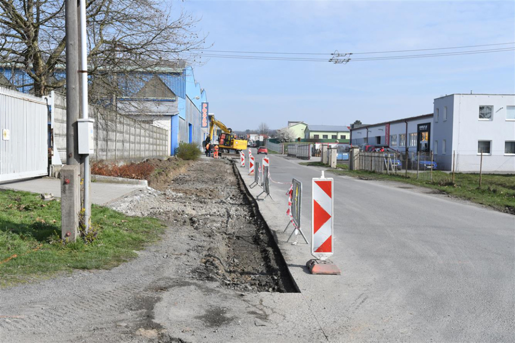 Pokračuje stavba chodníku v ulici M. Alše