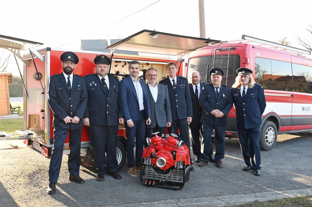 Hasiči ze Lhoty dostali nové vybavení