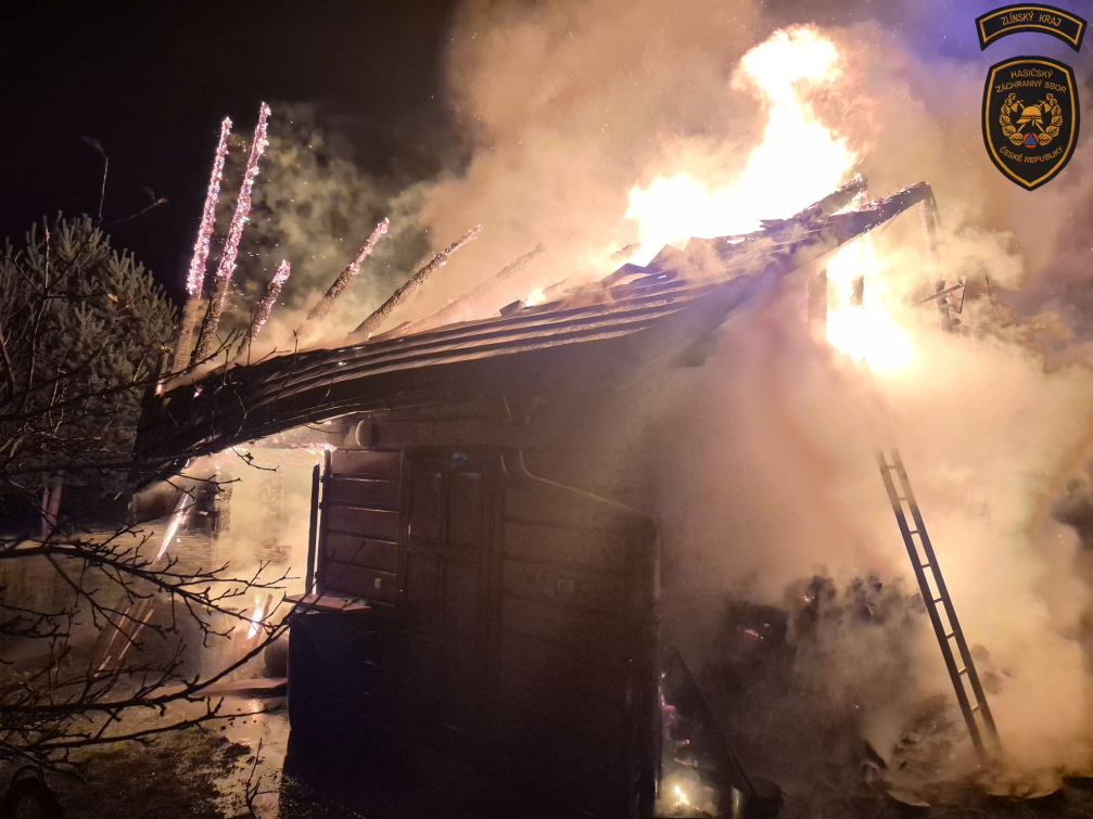 V Oznici začala v sobotu v noci hořet dřevěnice