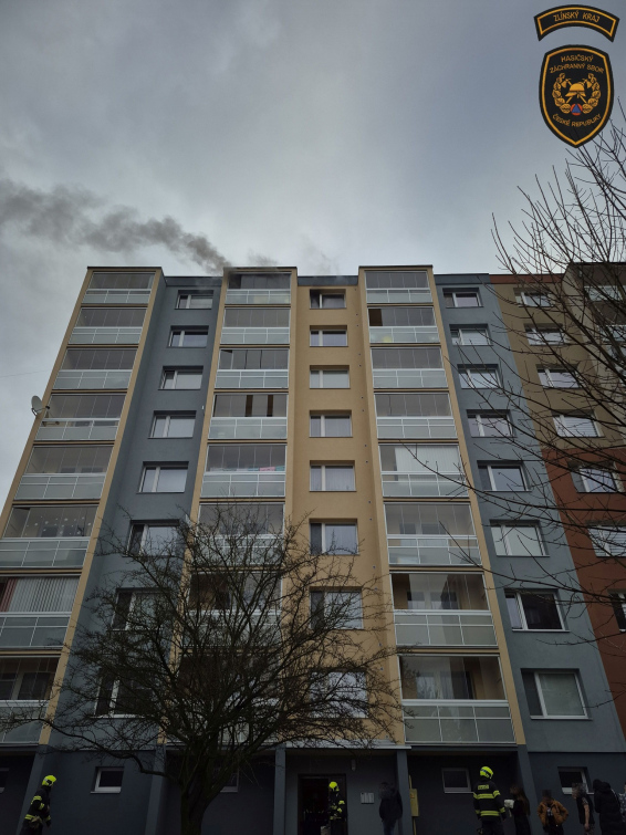 V panelákovém bytě v nejvyšším patře vypukl požár. Škoda 2 miliony 