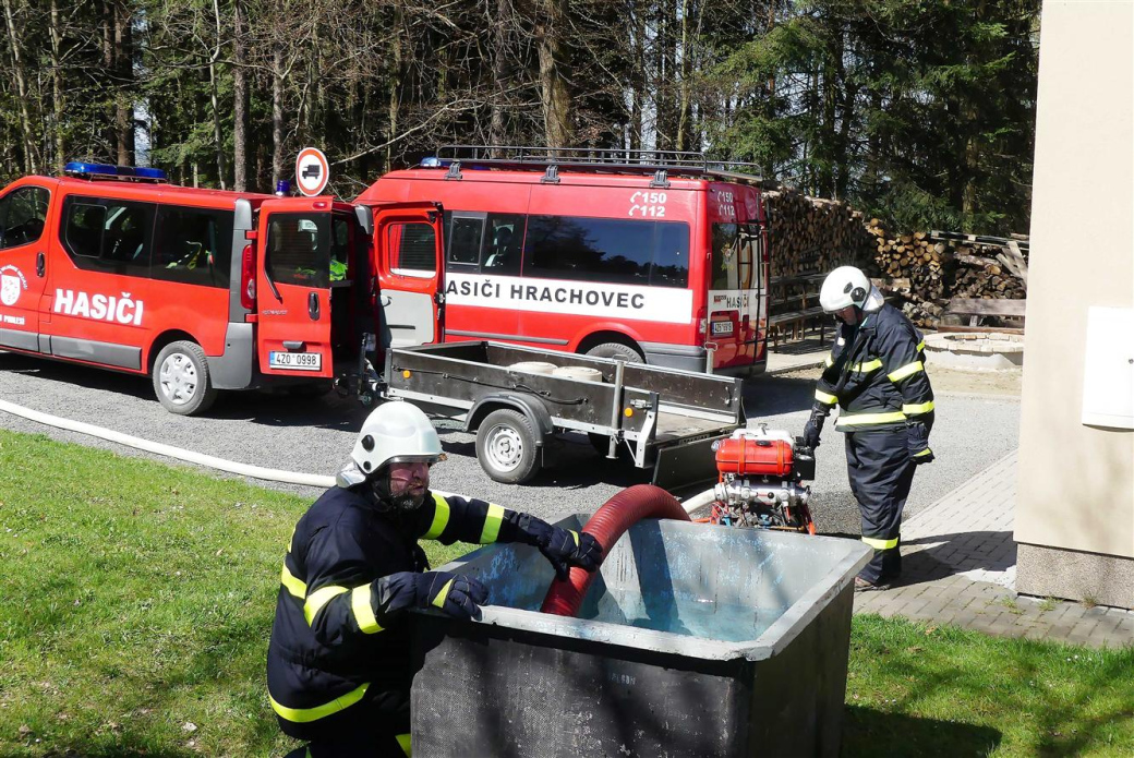 Hasiči si ve Valmezu procvičili dálkovou přepravu vody
