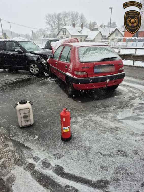 U Zašové  se bourala dvě auta. Zraněnou osobu odvezla záchranka