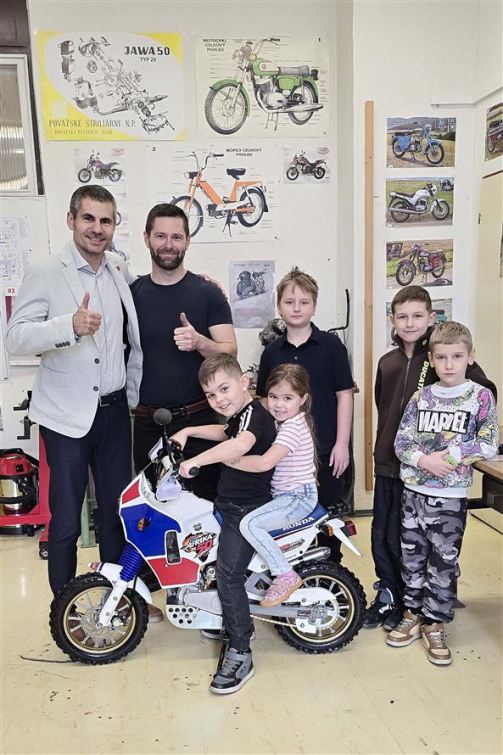 Další unikát šikovných dětí z Valmezu. Postavily zmenšeninu legendární cestovní motorky