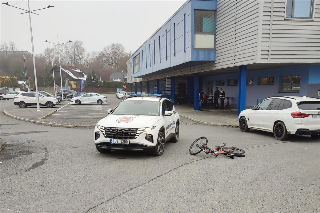 Opilý cyklista naboural ve ValMezu do strážníků