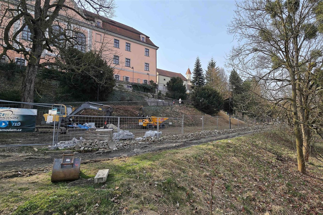 Ve ValMezu odstartovaly opravy chodníků