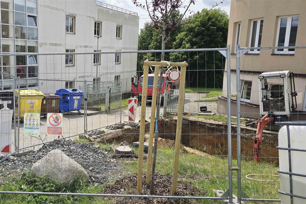 Nové polopodzemní kontejnery v ulici J. K. Tyla