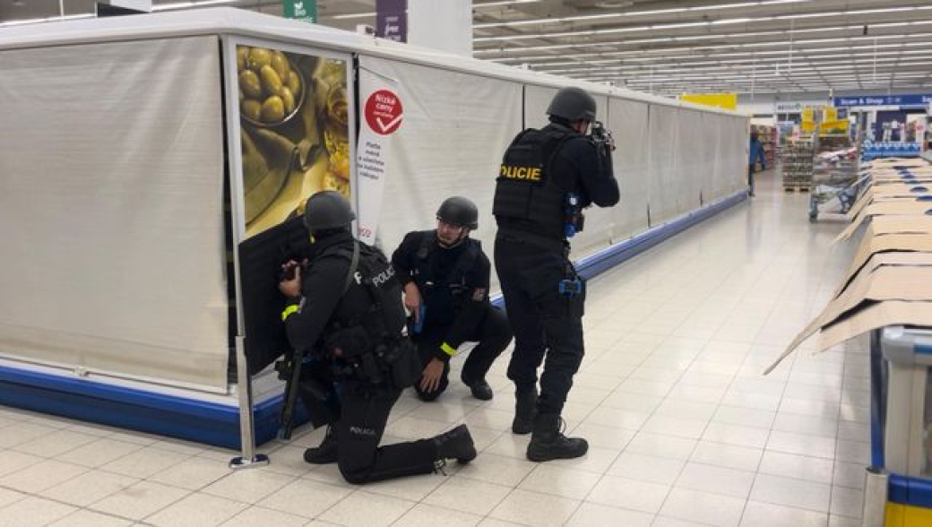 Noční cvičení policie v meziříčském Tescu proti „aktivnímu střelci“