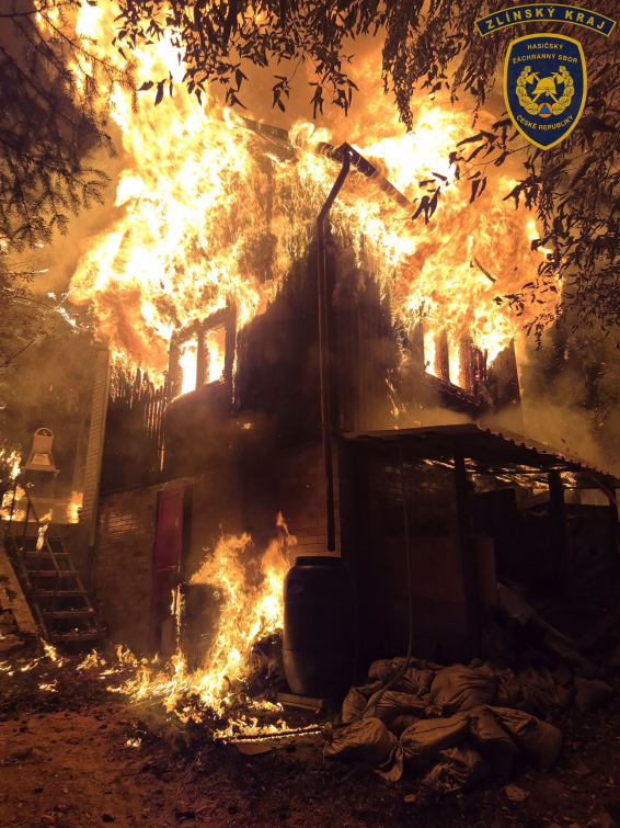 S požárem chaty ve ValMezu bojovali hasiči do půlnoci