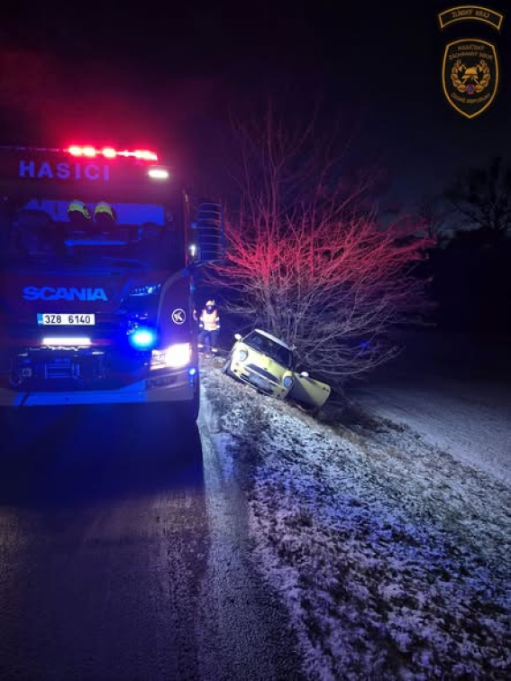Řidička neudržela auto na silnici 