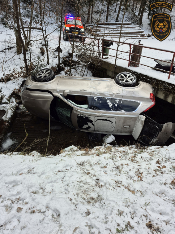 Řidička skončila v korytě potoka