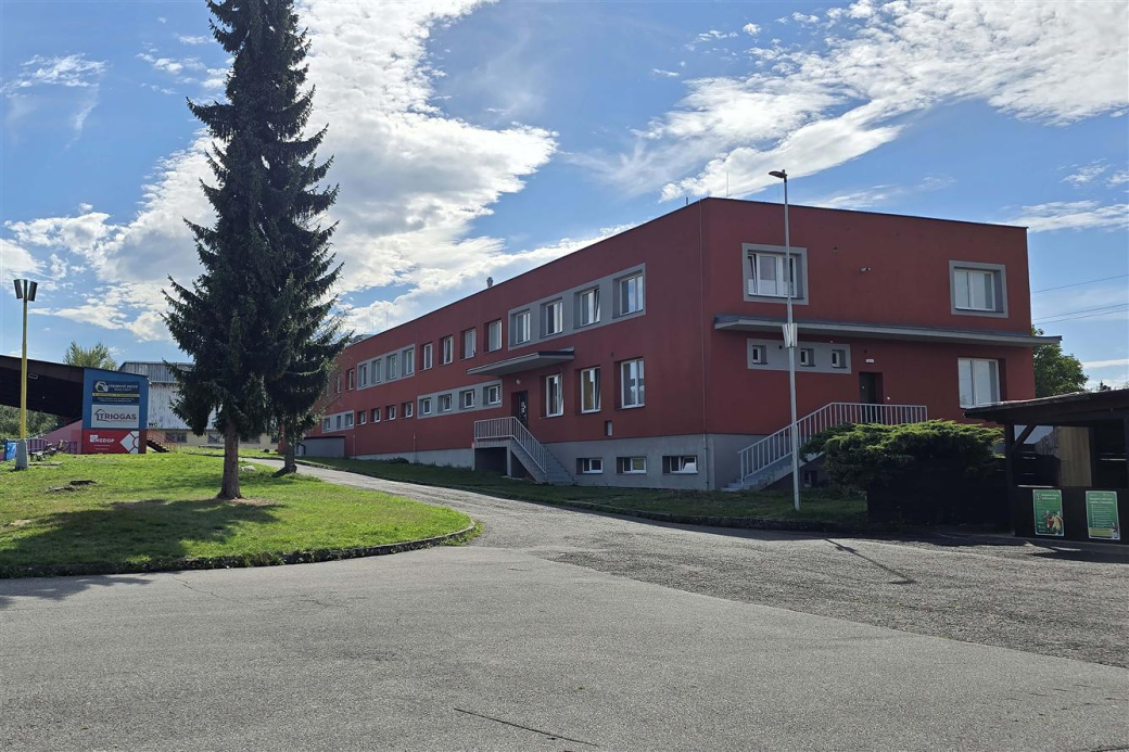 Nové šatny i osvětlení na meziříčském letním stadionu