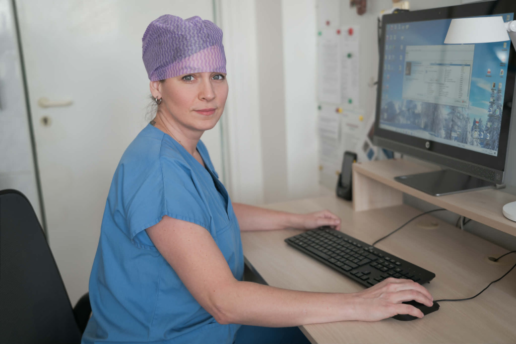 Sestra fotografkou: Kateřina Haldová z Nemocnice AGEL Valašské Meziříčí fotí po směně na sále novorozence v porodnici