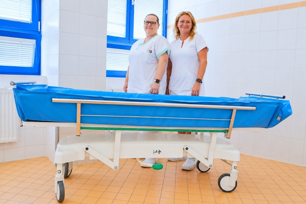 Nemocnice AGEL Valašské Meziříčí pořídila moderní sprchovací lehátko pro těžce nemocné pacienty