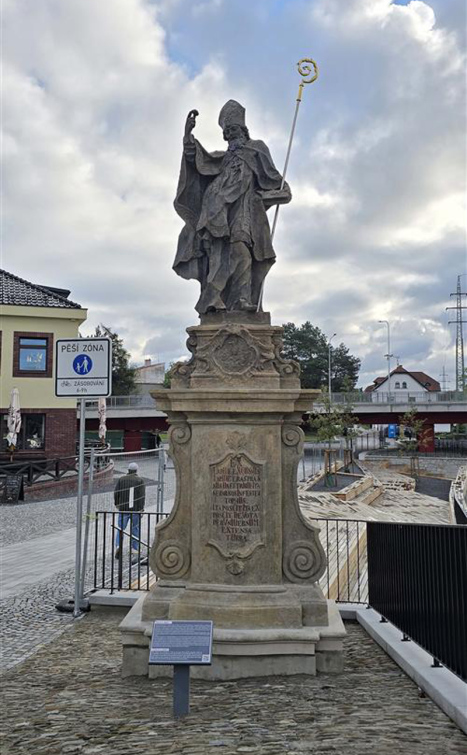 Socha svatého Libora a kříž září novotou