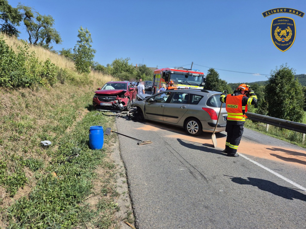 Nehoda tří automobilů si vyžádala tři zraněné