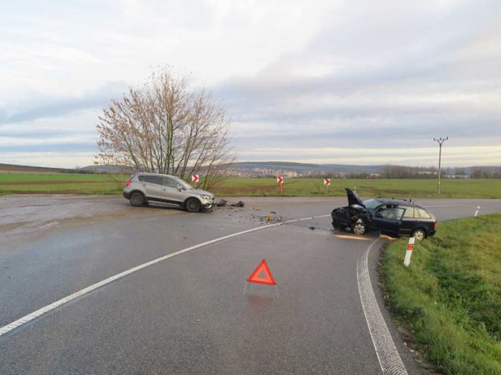 Čelní střet. Oba řidiči utrpěli zranění 