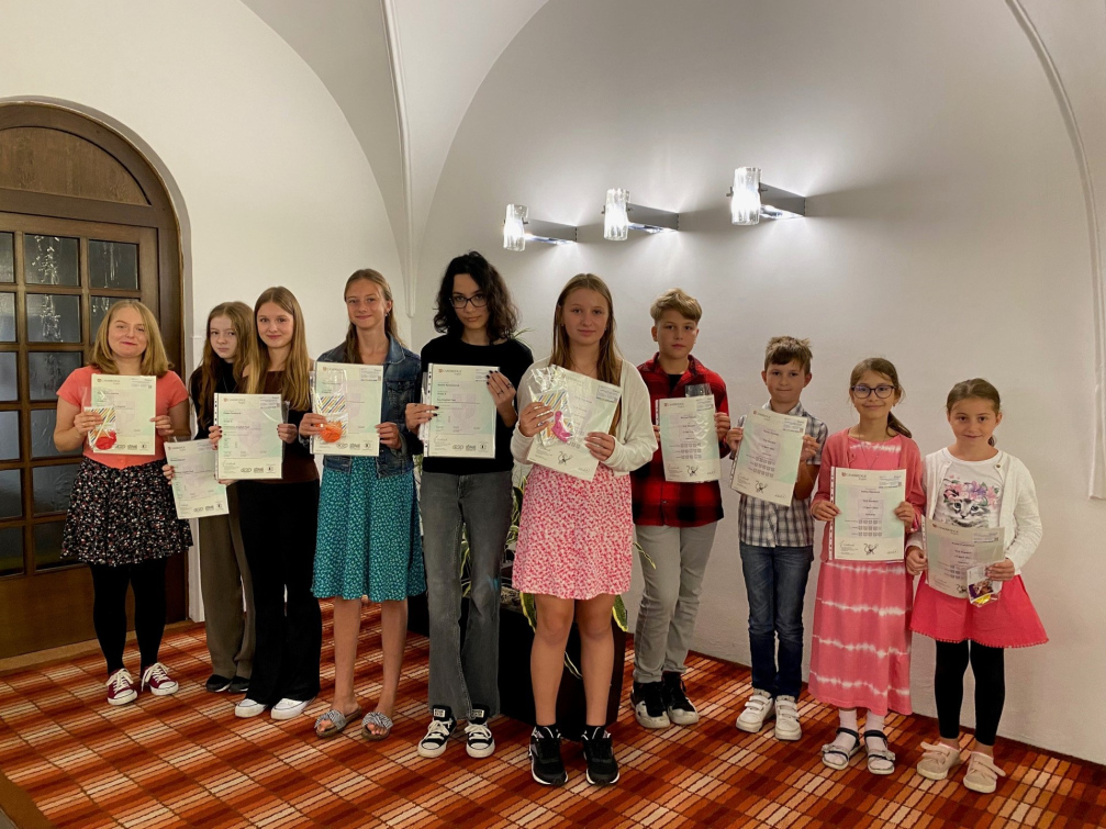Certifikáty Cambridge převzali žáci ZŠ Křižná na radnici