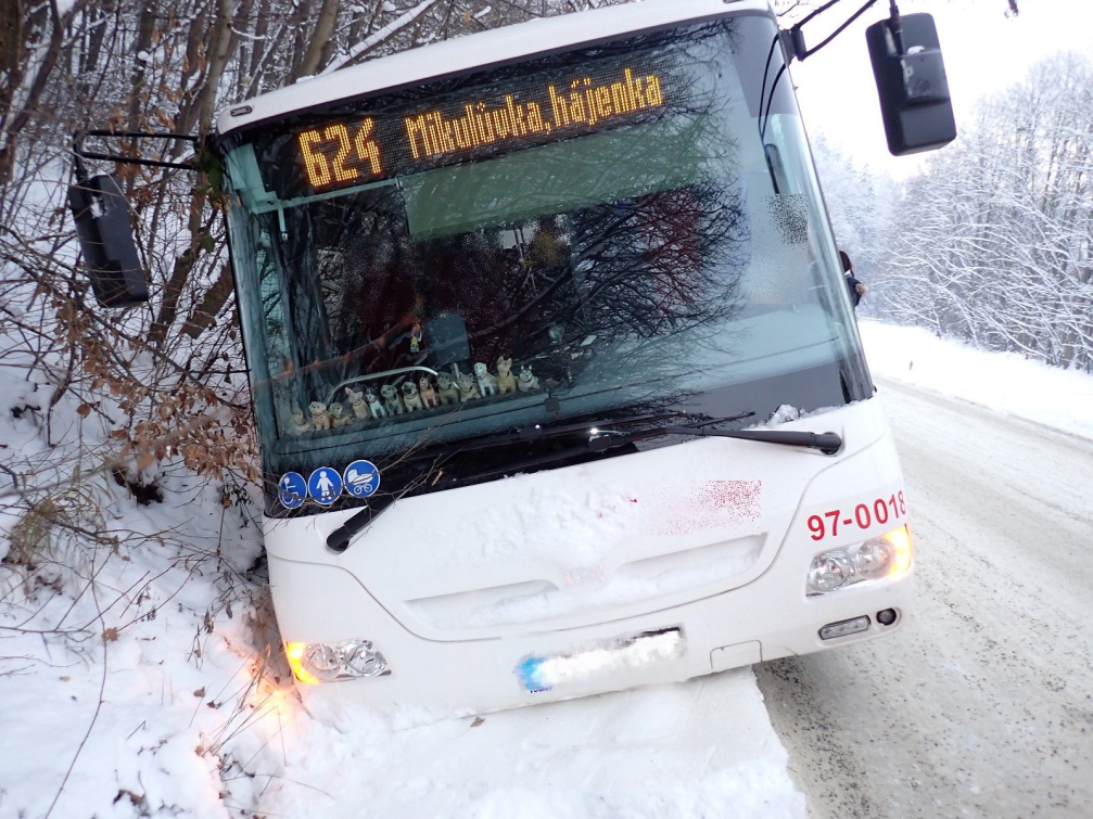 Linkový autobus skončil v příkopu. Cestující nemohli ven