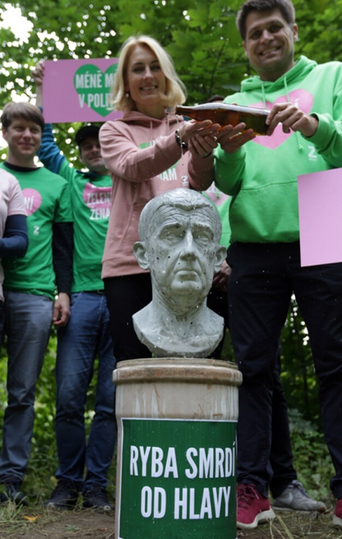Zelení při příležitosti výročí otravy řeky Bečvy odhalili bustu Andreji Babišovi