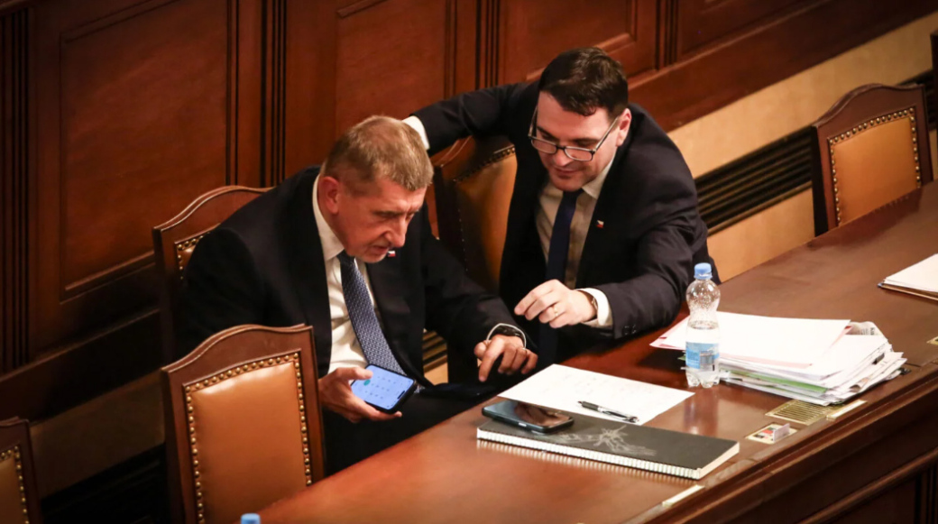 Pat a Mat na cestách. Babiš a Macinka vysvětlí NATO, že bránit se nebudeme, a kolik je pohlaví