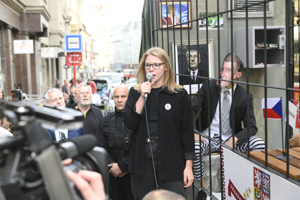 Milion chvilek nachystal Babišovi před soud vězeňskou kancelář. Chce varovat před hrozbou jeho možné kandidatury a před absurditou obžalovaného kandidáta na prezidenta