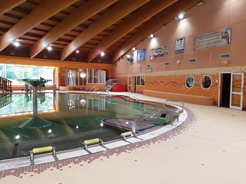 Oprava krytého bazénu ve ValMezu se chýlí ke konci
