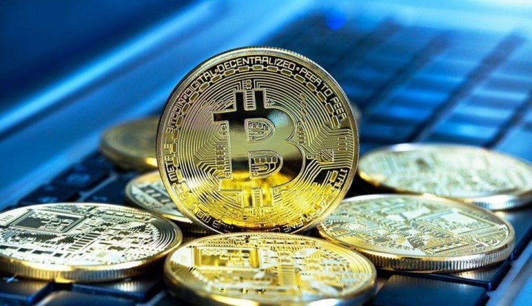 Přesvědčili ho, že má vybrat  všechny peníze a vložit je do bankomatu na bitcoiny 