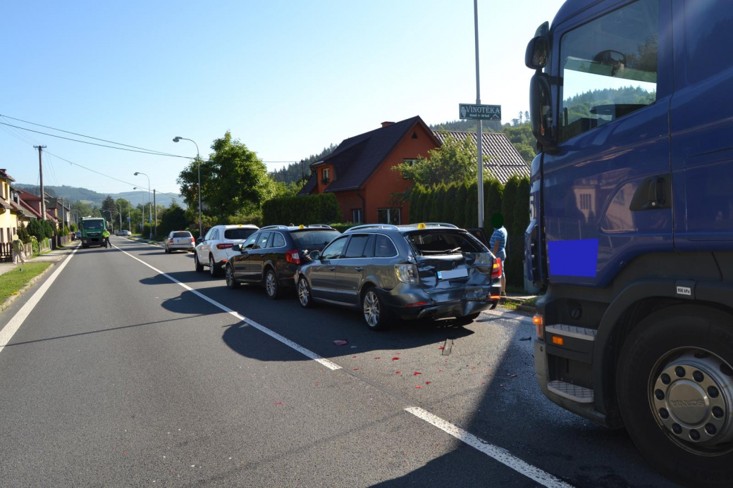 Řidič náklaďáku „zaspal“ a postrčil čtyři auta před sebou