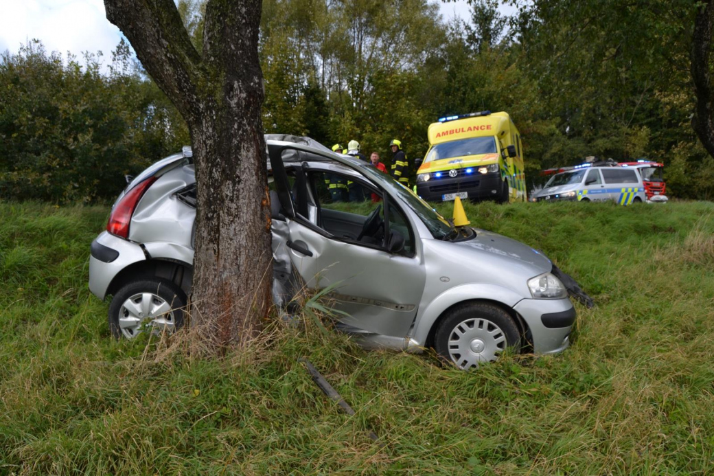 Řidička  narazila do stromu. Do nemocnice ji převážel vrtulník