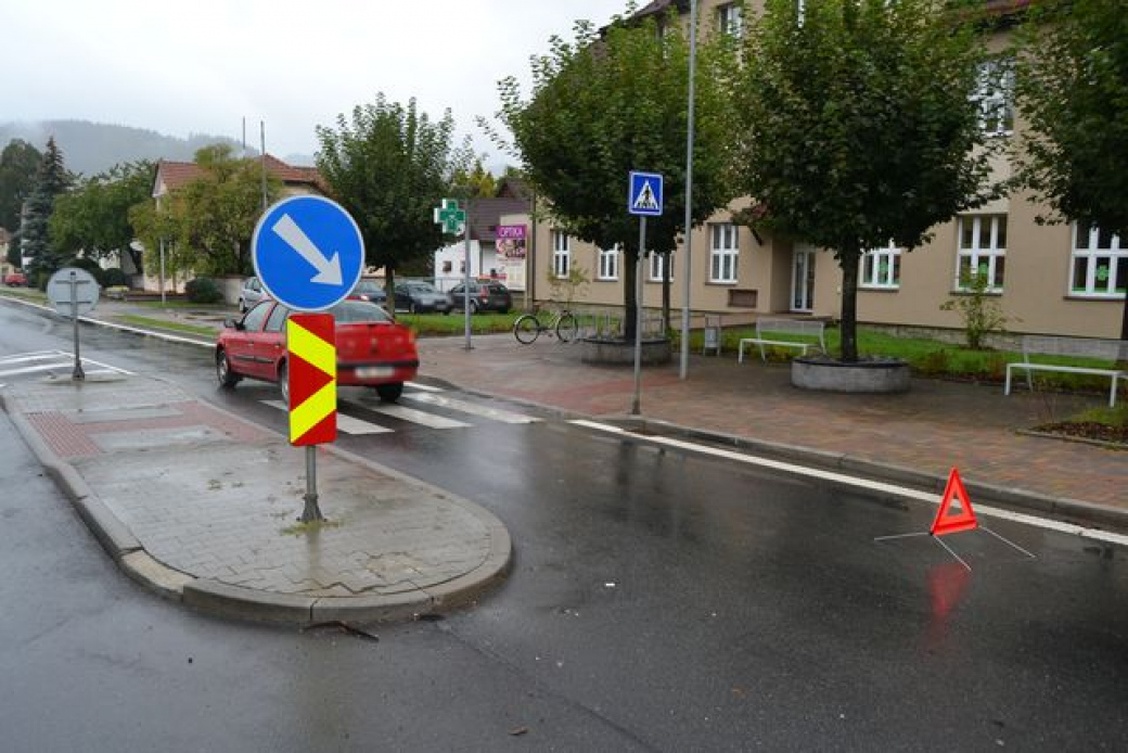 Ženu srazilo vozidlo na přechodu pro chodce