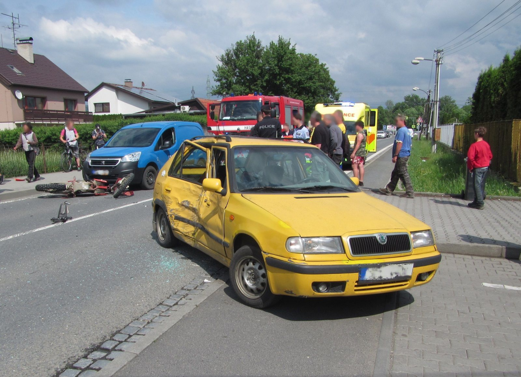 Těžká havárie v Poličné. Pro těžce raněného motorkáře letěl vrtulník 
