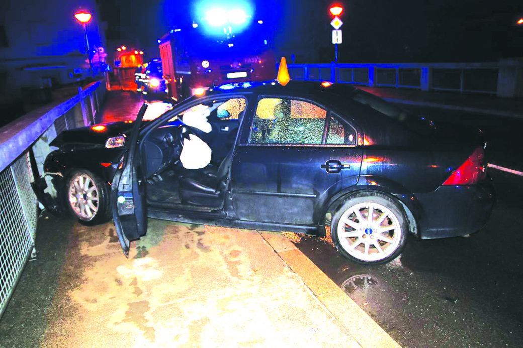 Betonové zábradlí zachránilo řidiče před pádem do Bečvy