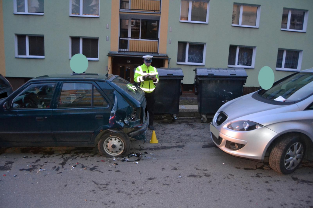 Řidič zvedl mobil a naboural. Celkem poškodil čtyři osobní auta 