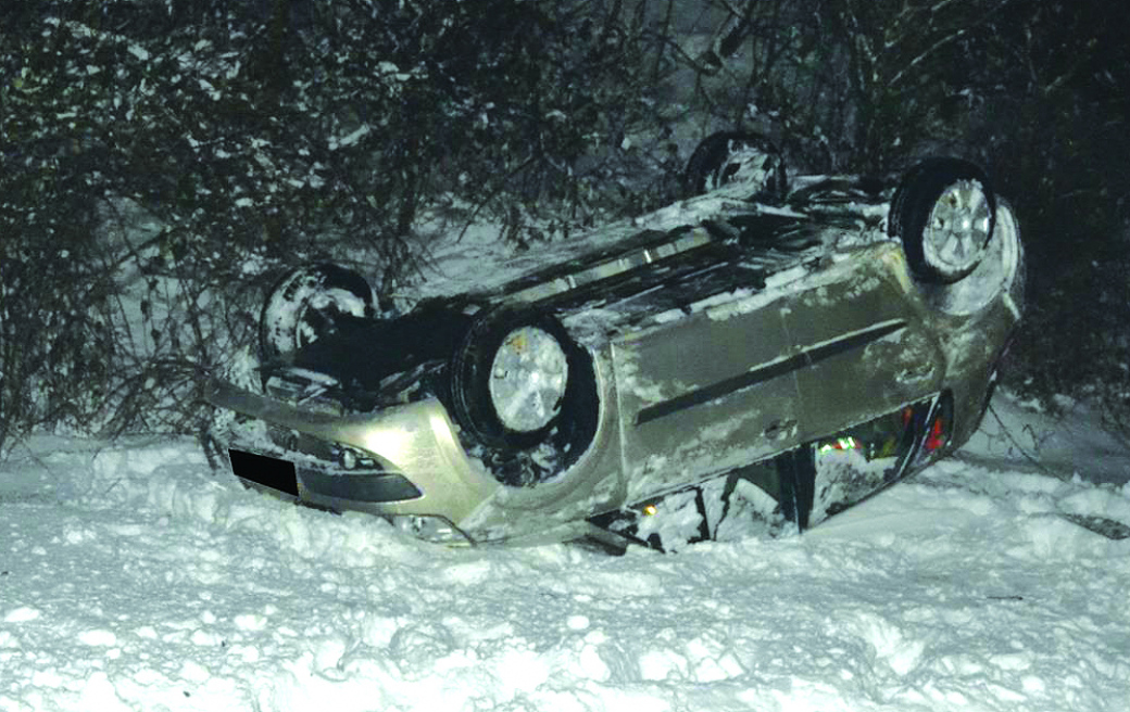 Mladík nezvládl auto a  po přemetech skončil na střeše v poli 