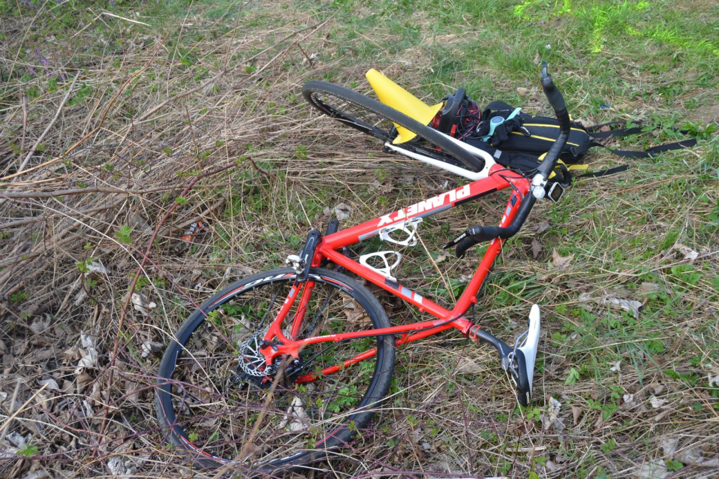 Cyklistu převážel se zraněním vrtulník. Policie hledá svědky střetu 