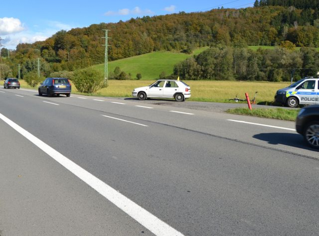 Náklaďák zřejmě sejmul seniora na kole. Policie hledá svědky 